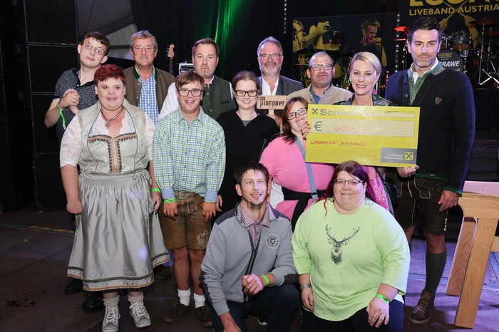 Die Lebenshilfe Judenburg erhielt einen großzügigen Scheck in Höhe von 6000 Euro aus den Erlösen eines Benefiz-Fußballspiels und einer Verlosung.