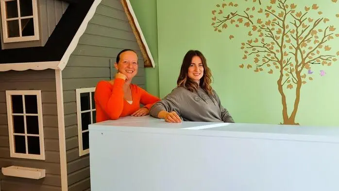 Natascha Lorenz (links) und Carina Edlinger wollen das „Krümelchen“ in guten Händen wissen