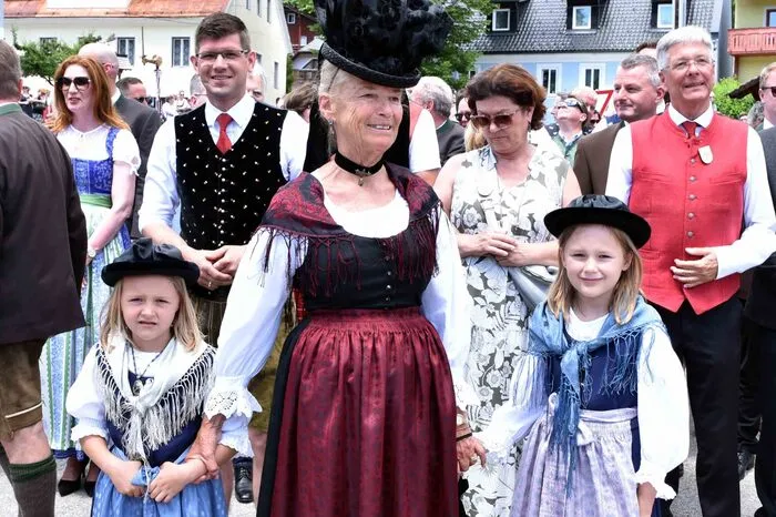 Viel Prominenz wohnte diesem schönsten Pfingsbrauch Kärntens bei. Darunter auch die Ehrenjungfrau von 1972 Heidi Hochsteiner, die ihren Enkelinnen dieses Fest zeigte