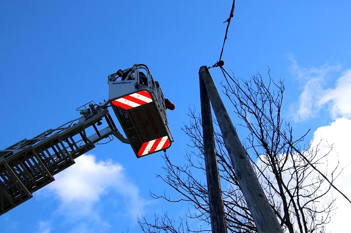 Zur Reparatur des Kabels am Zwillingsmasten in luftiger Höhe wurde die Drehleiter der Stadtfeuerwehr Köflach zu Hilfe gerufen. Eine Reihe von Häusern war stundenlang ohne Strom, die Straße längere Zeit blockiert.