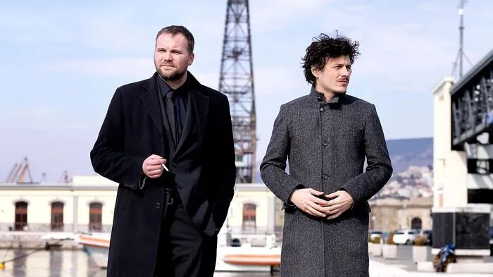 Thomas Stipsits, Manuel Rubey und ein ominöser roter Koffer