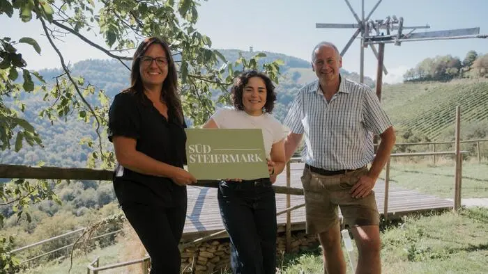Markenbotschafterin Julia Scheib mit Tourismusverbands-Geschäftsführerin Nicole Reiterer und Finanzreferent Gerd Jauk
