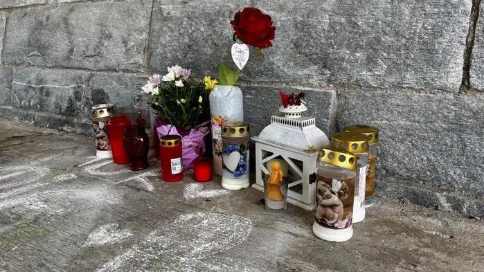 Kerzen und Blumen unter der Draubrücke