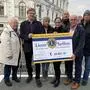 Lions-Club-Präsident Oskar Bele (2. v. l.) und Schatzmeister Josef Düss (2. v. r.) übergaben mehr als 25.000 Euro an vom Hochwasser betroffene Familien in Gosdorf