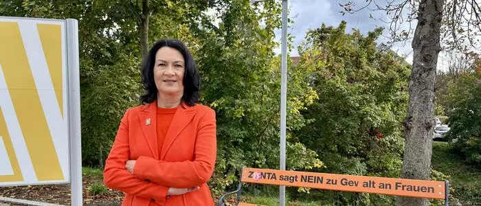 Diana Lutterschmied ist die aktuelle Präsidentin des Zonta Clubs Feldbach – hier am Bild am Zonta-Platz gegenüber vom Bahnhof Feldbach