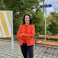 Diana Lutterschmied ist die aktuelle Präsidentin des Zonta Clubs Feldbach – hier am Bild am Zonta-Platz gegenüber vom Bahnhof Feldbach