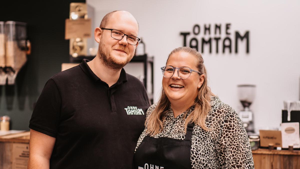 Ken Siemers und Lisa-Marie Schiefer in ihrem Unverpackt-Laden „Ohne Tam Tam“ in Ehrenhausen an der Weinstraße