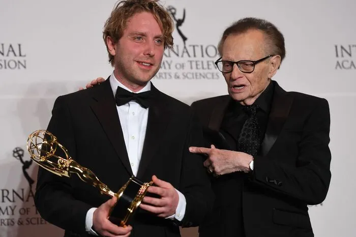 James Bluemel gewann mit der Doku "Exodus", im Bild mit Larry King