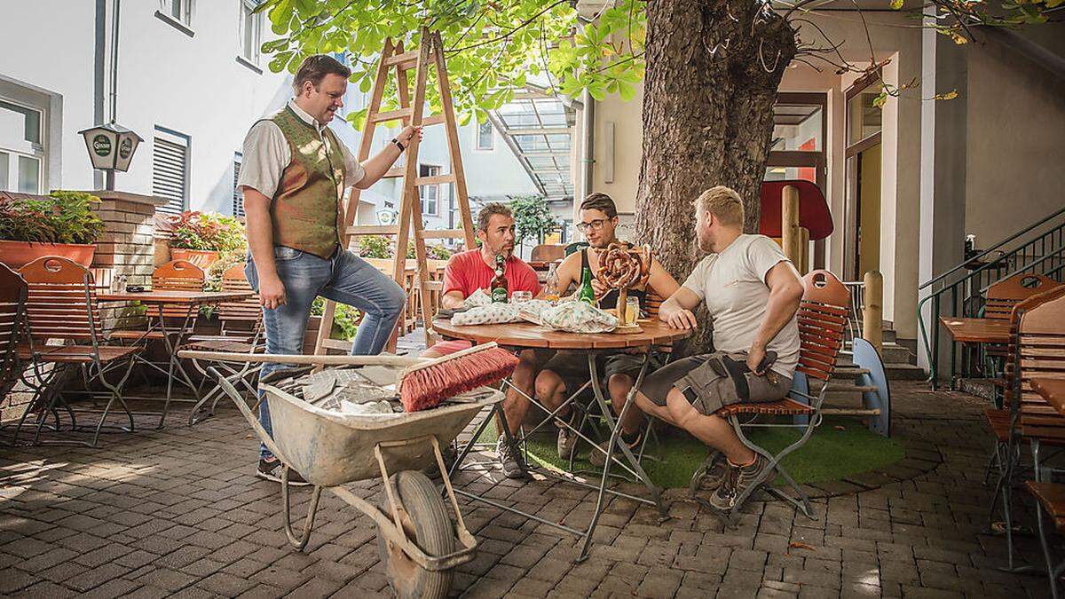 Robert Grossauer mit dem Baustellenteam. Wer mag, bringt sein eigenes Essen in den Gastgarten mit 