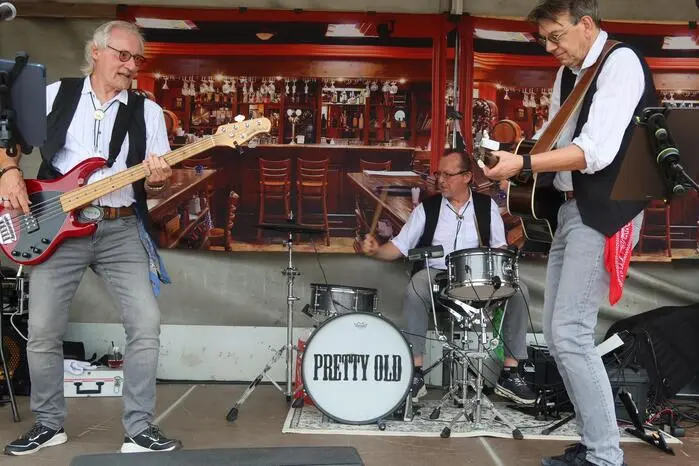 ... und die Musikgruppe „Pretty Old” bei