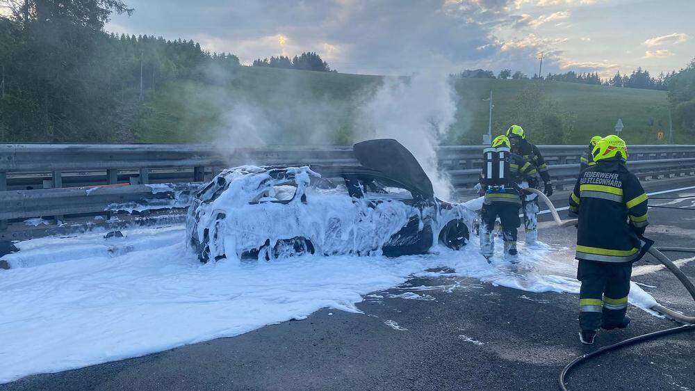 Den FF Preitenegg und Bad St. Leonhard gelang es rasch, das brennende Auto zu löschen