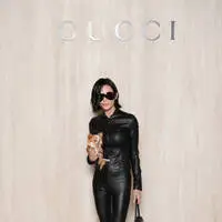 Demi Moore mit neuem Look bei der Gucci-Fashion-Show in Mailand