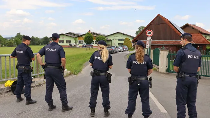 Eine Bluttat, bei der ein 89-Jähriger einen 57-jährigen Angehörigen mit einer Langwaffe erschoss, löste im weststeirischen Mooskirchen einen Großeinsatz aus.