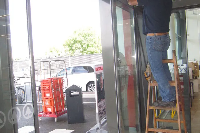 Sie wollten am Dienstag einen Bankomat in einem Einkaufsmarkt abtransportieren, wurden dabei aber offenbar von Zeugen gestört. 
