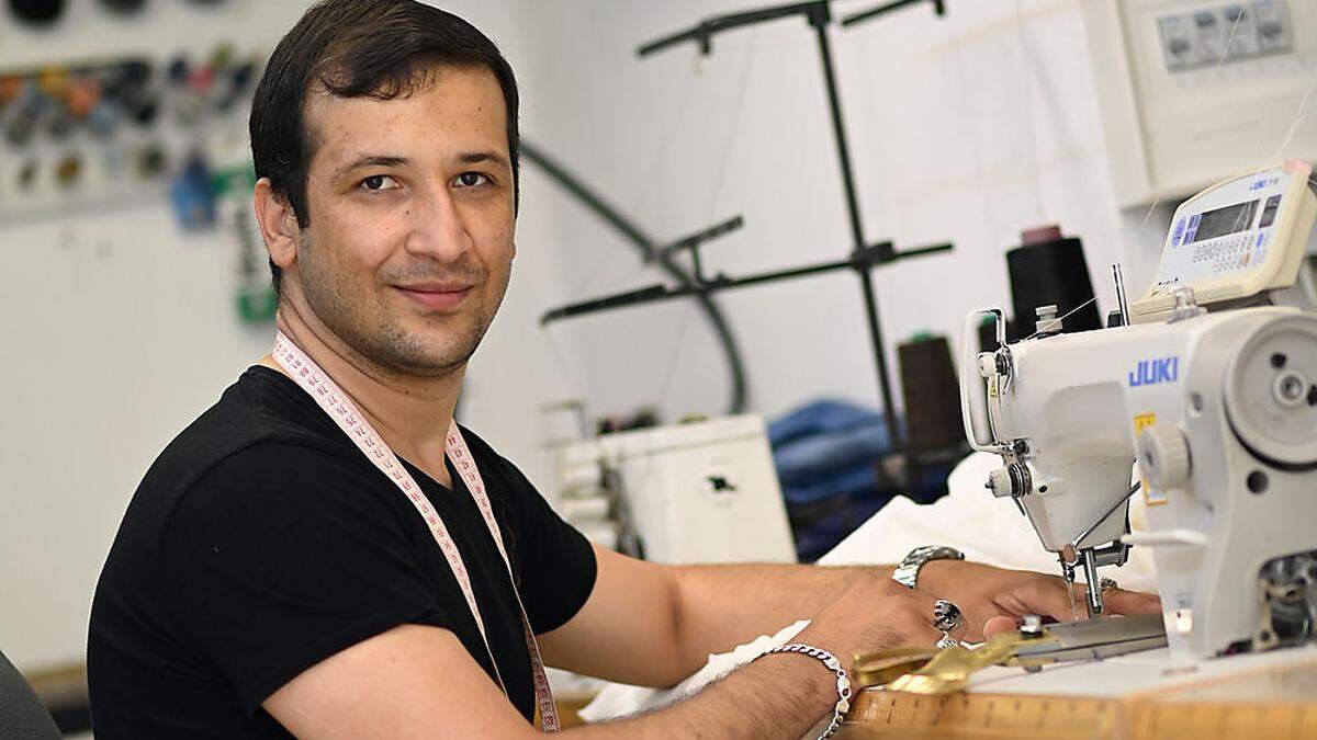 Der gebürtige Afghane Anwar Muhamad arbeitet als Schneider in Klagenfurt