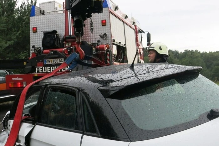 Die Stadtfeuerwehr Oberwart unterstützte mit dem Kran des schweren Rüstfahrzeuges.