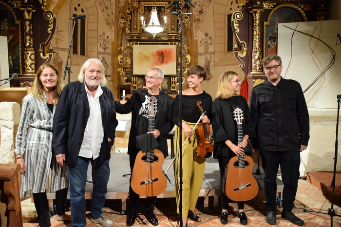 Suse und Pater Krawagna, Janez, Mira und Sara Gregorič sowie Dominik Srienc gestalteten das Kulturprogramm.