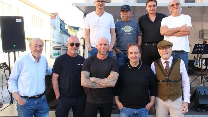 Mit Austropop, Rock- und Popmusik vom Feinsten eröffneten die Musiker Ernst Meixner, Wolfgang Lopan, Dominik Reinweber, Karl Wolfrum Kolrus, Michael Kaufmann, Daniel Wabitsch, Robert R. Dorner, Toni Scheicher und Dieter Hornbacher mit der Gruppe „BürgerMeixner & Friends“ die Open Air Saison „Treffpunkt Michaeliplatz“ in Voitsberg.