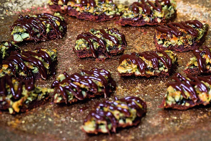 Richtig steirisch: Kürbiskernkekse! Rezept: 300 Gramm Mehl mit 200 Gramm Butter abbröseln, 150 Gramm gemahlene oder feiner gehackte Kürbiskerne, 100 Gramm Staubzucker, einen Teelöffel Zimt und einen Teelöffel gemahlene Nelken dazugeben und daraus einen geschmeidigen Teig kneten. Eine Stunde im Kühlschrank rasten lassen. Den Teig ausrollen, Kekse formen oder ausstechen, auf ein mit Backpapier ausgelegtes Backblech legen, mit geriebenen Kürbiskernen bestreuen und im vorgeheizten Backrohr bei ca. 180° C ungefähr 8 Minuten backen. Nach Belieben mit flüssiger Schokolade überziehen/besprenkeln. (Rezept von Irmgard auf kochecke.at)