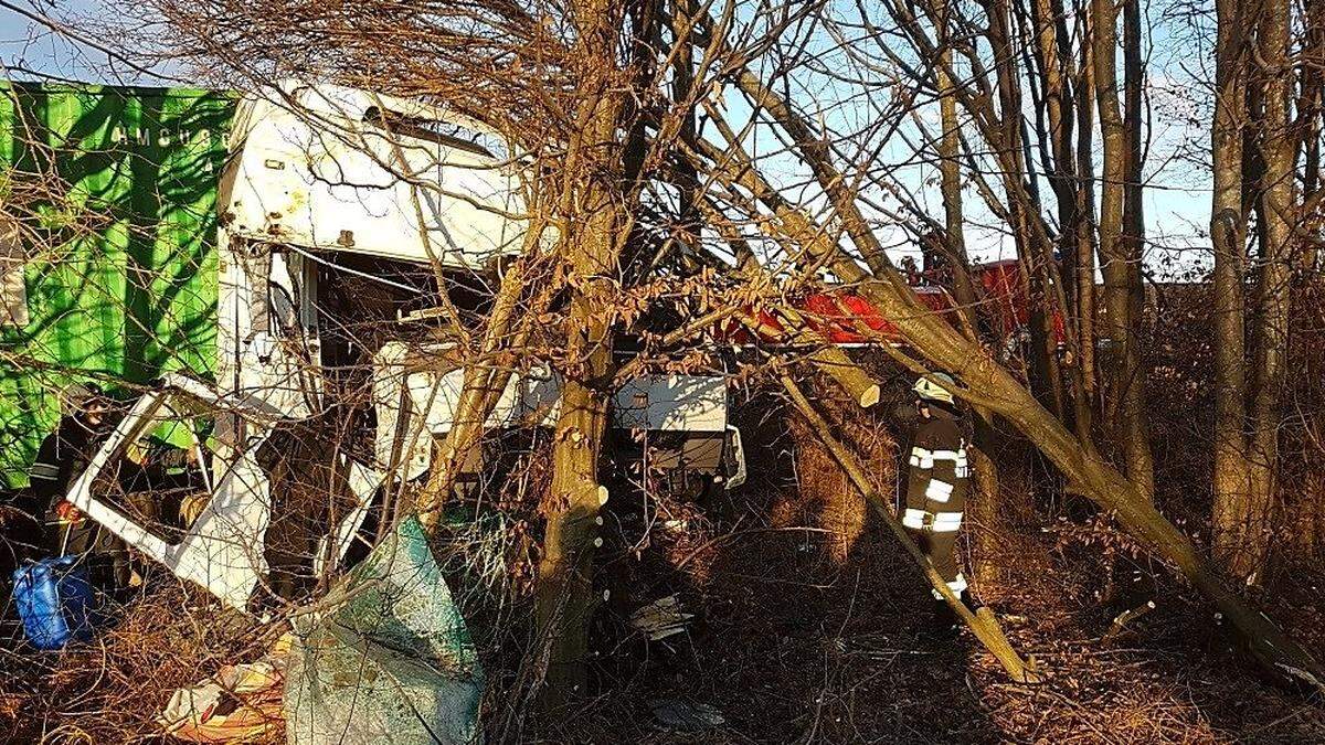 Das Führerhaus wurde stark beschädigt, der Tank aufgerissen