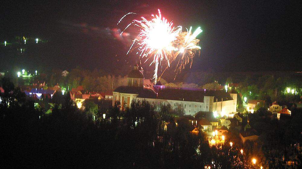 In Pöllau wurde das neue Jahr mit einem Feuerwerk begrüßt (Archivbild). Ein Feuerwerkskörper löste einen kleinen Brand aus.