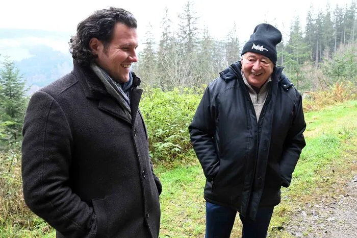 Opernsänger Thomas Tatzl (links) im Gespräch mit Richard Lugner.