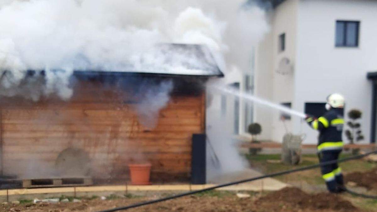 In Weitendorf brannte eine Gartenhütte