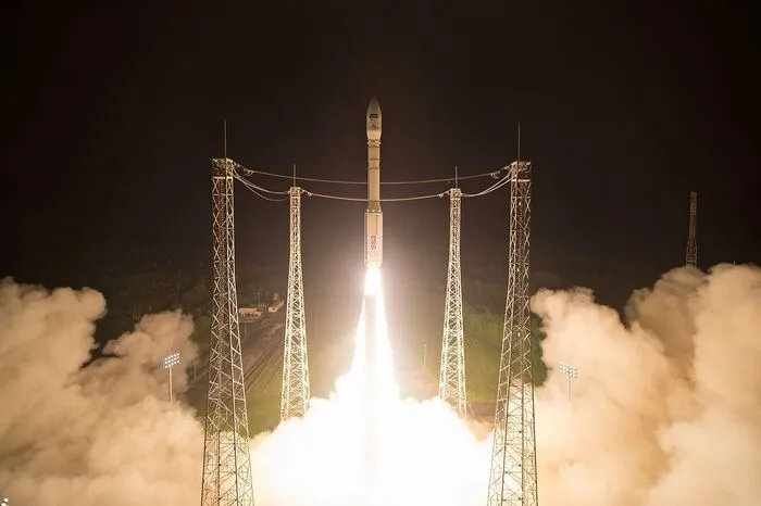 Hier zu sehen ist eine Vega-Rakete des staatlich geförderten europäischen Unternehmens Arianespace, die einen Sentinel-2B-Satelliten befördert. Dieser soll zum Copernicus-Projekt zur Beobachtung der Erde beitragen.