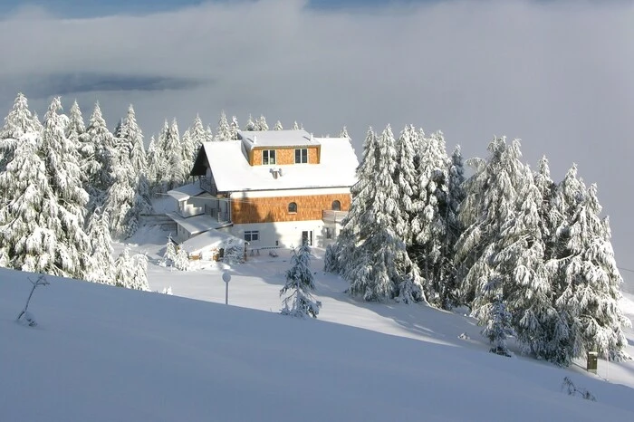 Es kommt auf der Welt nur einmal vor, dass ein Hotel nach einer Kehre benannt wurde. Und zwar nach Kehre 12 auf der kurvenreichen Gerlitzen-Alpenstraße, die sich von Bodensdorf auf die Bergeralm windet.