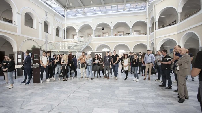 Studierende, Studienanfänger, Lehrende und Mitarbeiter der Verwaltung trafen sich zu einem Kennenlern-Fest in der Fachhochschule Spitta.