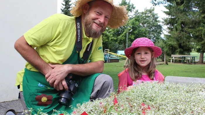 Gärtnermeister "Flori", alias Seppi Egger, besucht mit Tochter Hannah (6) Kindergärten in ganz Kärnten. 3900 Kinder aus 169 Gruppen in 69 Kindergärten nehmen an der Kinderblumenolympiade, die von den "Kärntner Gärtnern", der Landwirtschaftskammer, dem Land Kärnten und der "Kleinen Zeitung" veranstaltet wird, teil.