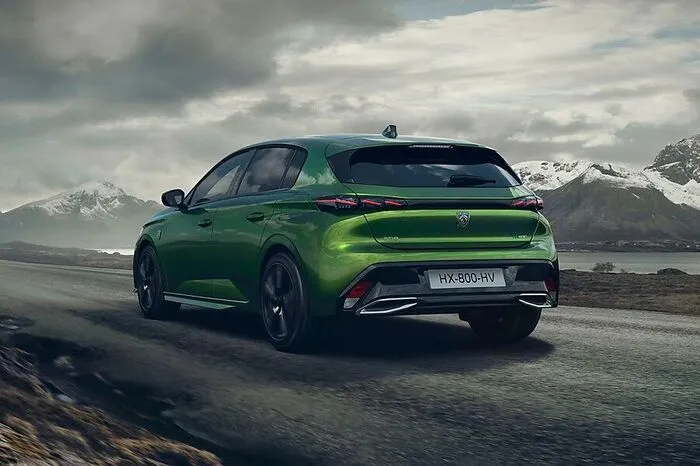 Dazu gesellen sich zwei Plug-in-Hybrid-Varianten: 225 e-EAT8, Frontantrieb, Kombination aus einem 180 PS (132 kW) PureTech-Motor und einem 81 kW Elektromotor und mit bis zu 59 Kilometer elektrischer Reichweite.