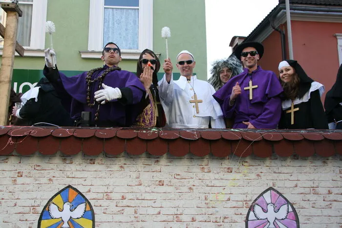 ... auch der Papst samt Gefolgschaft schaffte es heuer in die Montanstadt.