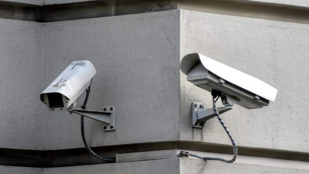Aufzeichnungen einer Überwachungskamera entlarven Täter und Augenzeugen