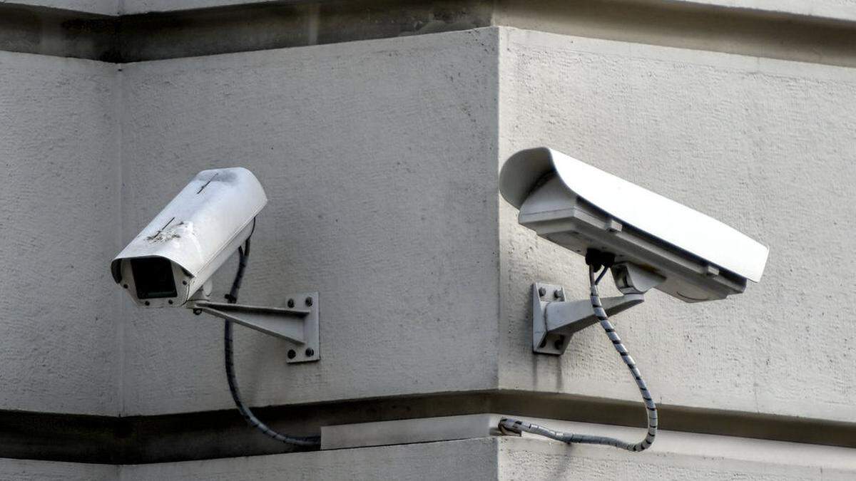 Aufzeichnungen einer Überwachungskamera entlarven Täter und Augenzeugen