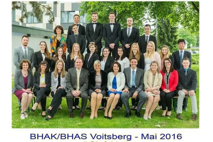 Mit Auszeichnung: Anna-Katharina Rauter und Lukas Vogl. Mit gutem Erfolg maturiert haben Stefan Andreas Hölfont, Lisa Sebati und Nora Zapfl. Bestanden haben Sarah Gütl, Christoph Maftievici, Katharina Tschakl, Aleksandar Vidovic und Lena-Teresa Witreich.