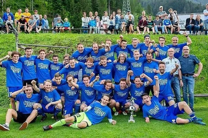 Vor drei Jahren hat Markus Hanser das Traineramt in Thal/Assling übernommen. Das erklärte Ziel: „Wir wollen erstmals in die Unterliga.“ Am Ende dieser Saison schloss Hanser dieses Vorhaben mit einem grünen Hackerl ab. Mit 74 Punkten in 28 Spielen, so viele wie kein anderes Team der 1. Klasse. Geschafft mit eigenen Spielern. „Lediglich der Tormann kommt aus Dölsach.“ Den Weg will Hanser in der Unterliga weiter gehen. „Ich brauch’ nur Spieler, die auch beim Training sind.“ Alle brennen schon auf die neue Saison: „Wir sind ein Dorf mit drei Häusern, spielen jetzt gegen Lienz mit 10.000 Einwohnern und Nußdorf. 