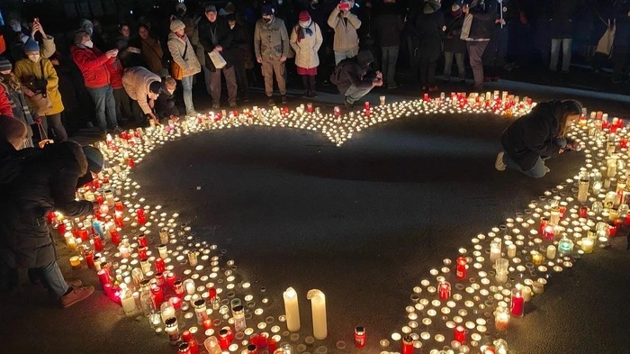 Als Zeichen der Solidarität wurden am Heldenplatz Kerzen in Form eines Herzens entzündet...