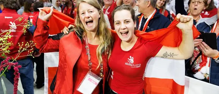 Jubelstimmung pur bei Floristin Sophie Bretterklieber (r.) und ihrer Expertin Petra Hütter (l.) nach dem Wettbewerbsfinale