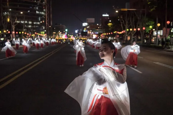 Während der Dauer des Festivals werden hunderte Laternen mit eigenem Design und eigener Geschichte den Cheongyecheon erschimmern lassen.