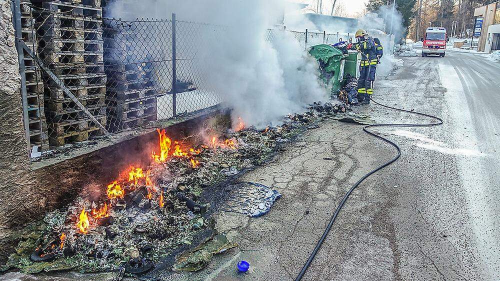Zwölf Müllcontainer brannten vollständig aus