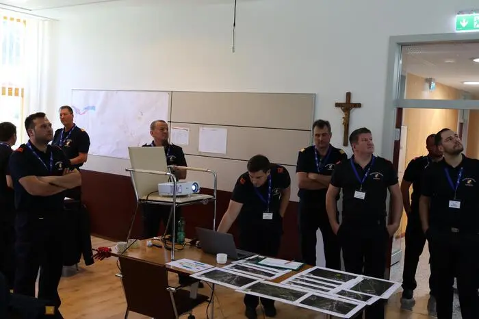 Die KHD-Einheit 48 des Bereichsfeuerwehrverbandes Judenburg sorgte indes für die ebenso wichtige Stabsarbeit und koordinierte Einsatzleitung. 