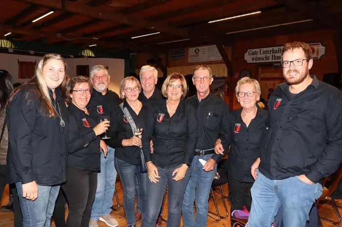 Die "Theatergruppe St. Donat" mit Obmann-Stv. Günther Edlinger und Helga Sonnberger (Kassier) ist mit 20 Personen nach Steuerberg gekommen!