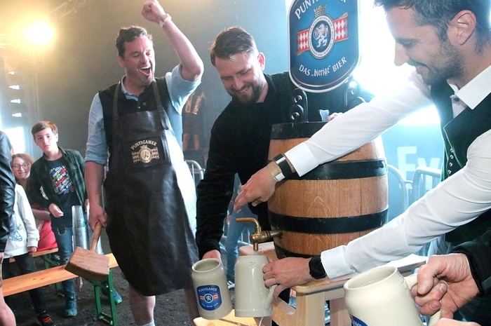 Bereits beim Bieranstich, den Bürgermeister Jochen Bocksruker gemeinsam mit Gebietsleiter Jakob Kalcher von der Brau Union vornahm, gab es ein großes Hallo, die Gruppe „Lipi-Klang“ heizte mit schmissigen Klängen ein.