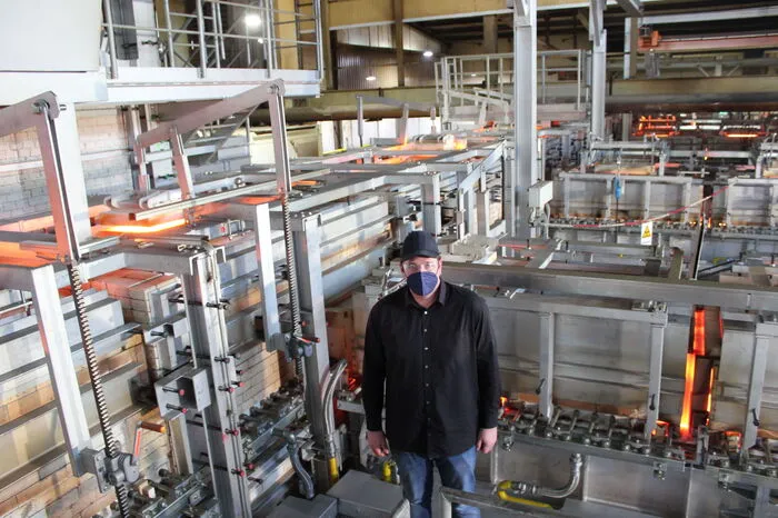 Erneuert wurde die Weißglaswanne - hier steht Werklseiter Markus Pöschl vor dazugehörigen Verteilerkästen, in denen das flüssige Glas zu den Produktionslinien geleitet wird.