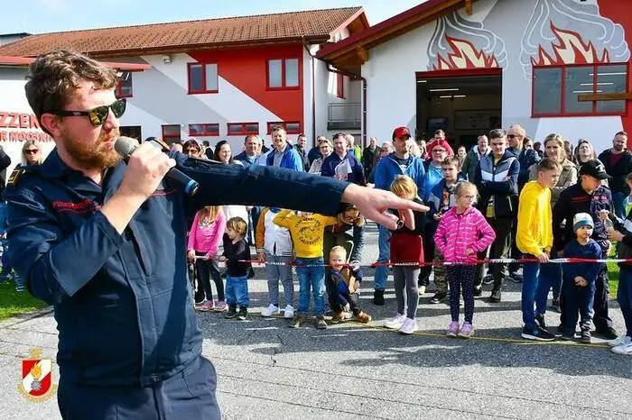 Die Gelegenheit, Feuerlöscher überprüfen zu lassen, war ebenfalls gegeben. 
Zudem traten die Feuerwehrmitglieder auch selbst in Aktion: Es wurde laufend informiert und den Anwesenden die Chance gegeben, sich an einer Löschdecke oder im Umgang mit einem Feuerlöscher zu versuchen. Interessiert beobachteten die Gäste die vorbereiteten „Live“-Vorführungen mit Fahrzeugbergungen und Entstehungsbränden. Andreas Wipfler kommentierte die vielen einzelnen Handgriffe anschaulich und sehr verständlich.
