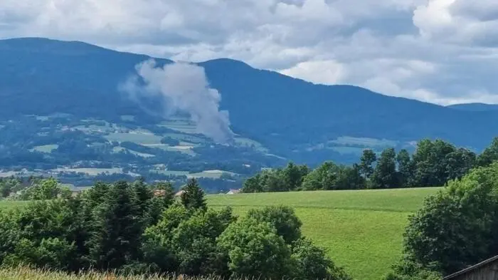 Die Rauchsäule war bereits bei der Anfahrt der Einsatzkräfte weithin sichtbar. Insgesamt standen zehn Feuerwehren im Einsatz.