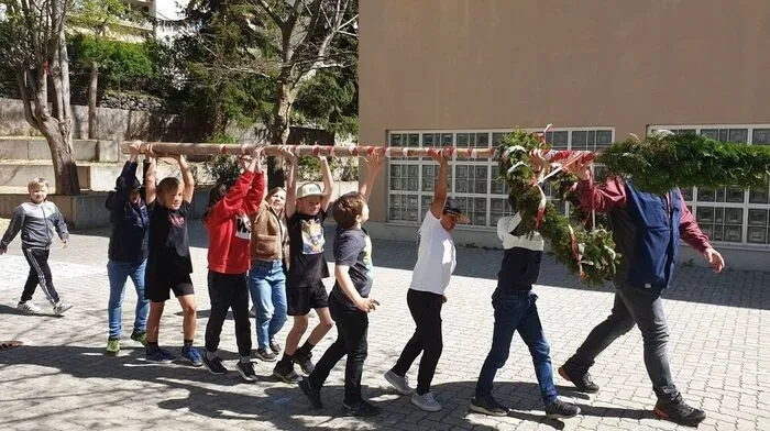 Die Mädchen und Burschen der 3b-Klasse stellten ihren eigenen Maibaum auf