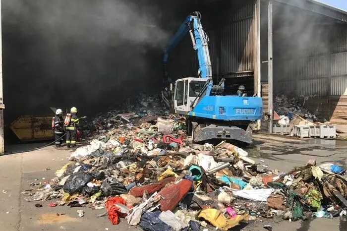 Unter schwerem Atemschutz konnten die Flammen in der 600 Quadratmeter großen Halle binnen einer dreiviertel Stunde unter Kontrolle gebracht werden.
