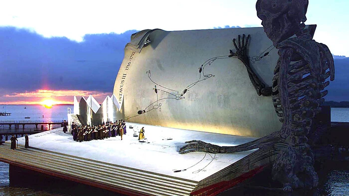 Ein beeindruckendes Bühnenbild zählt zu den Markenzeichen der Bregenzer Festspiele. Ein Blick auf die Bühnen der vergangenen Jahrzehnte. Den Anfang machen Richard Jones und Antony McDonalds mit ihrem Bühnenbild für Giuseppe Verdis Oper "Ein Maskenball".